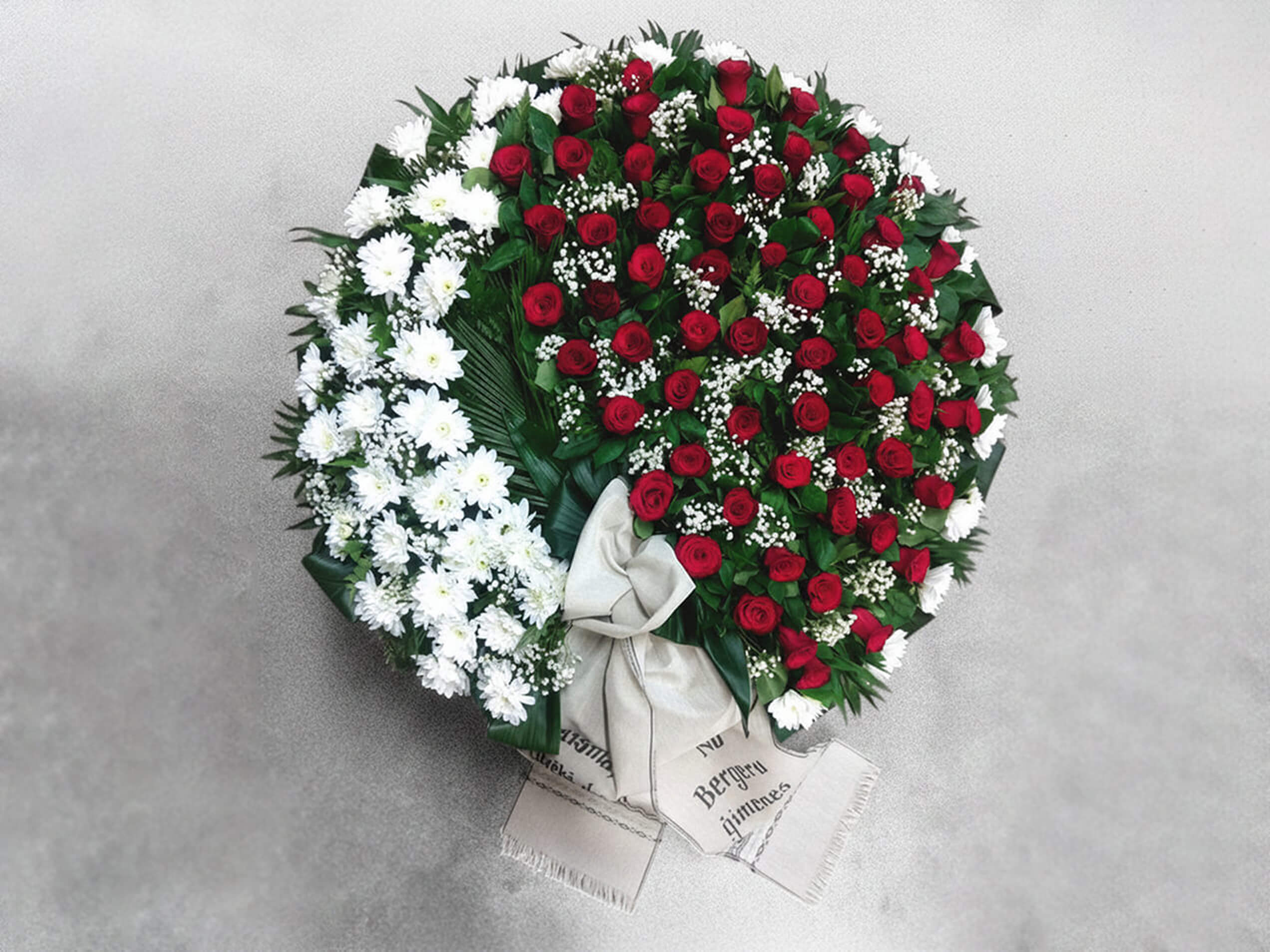 Похоронные венки с траурными лентами и персонализированным текстом под заказ -похоронное бюро Angel AB в Риге и Юрмале.