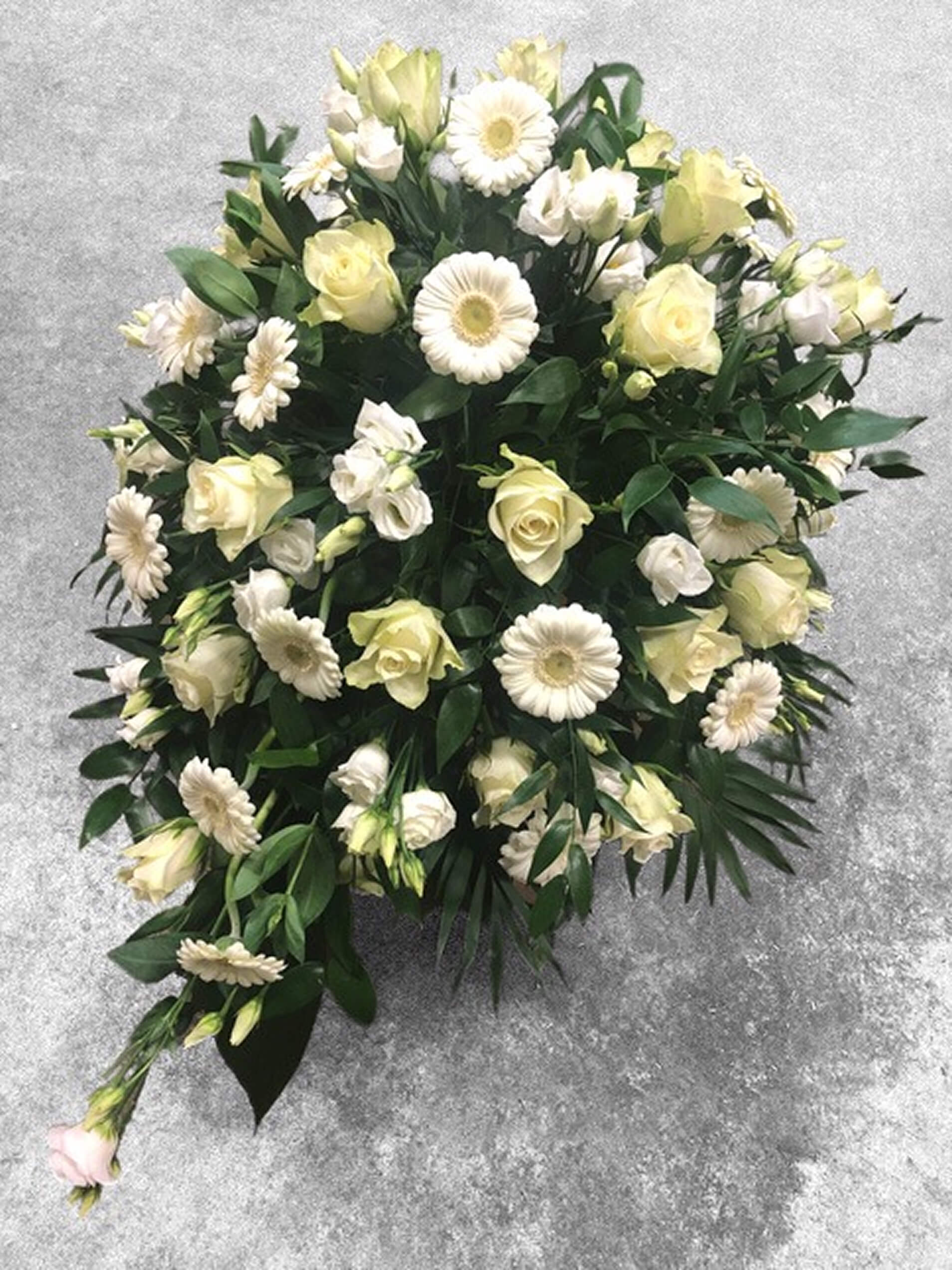 Широкий выбор похоронных штраусов из свежесрезанных цветов в похоронном бюро Angel AB в Риге и Юрмале