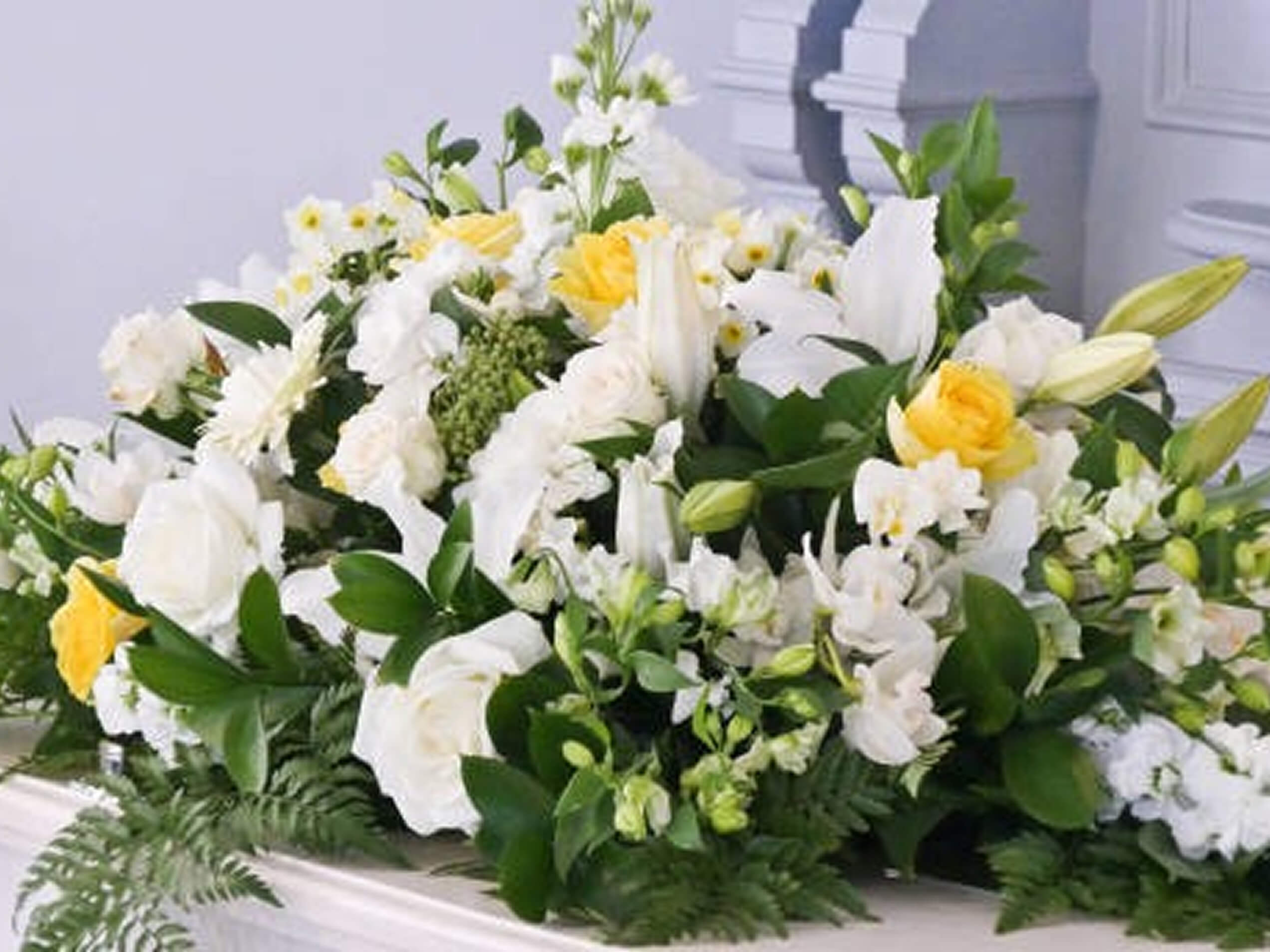 Украшение крышки гроба из свежих цветов - Похоронное бюро Angel AB