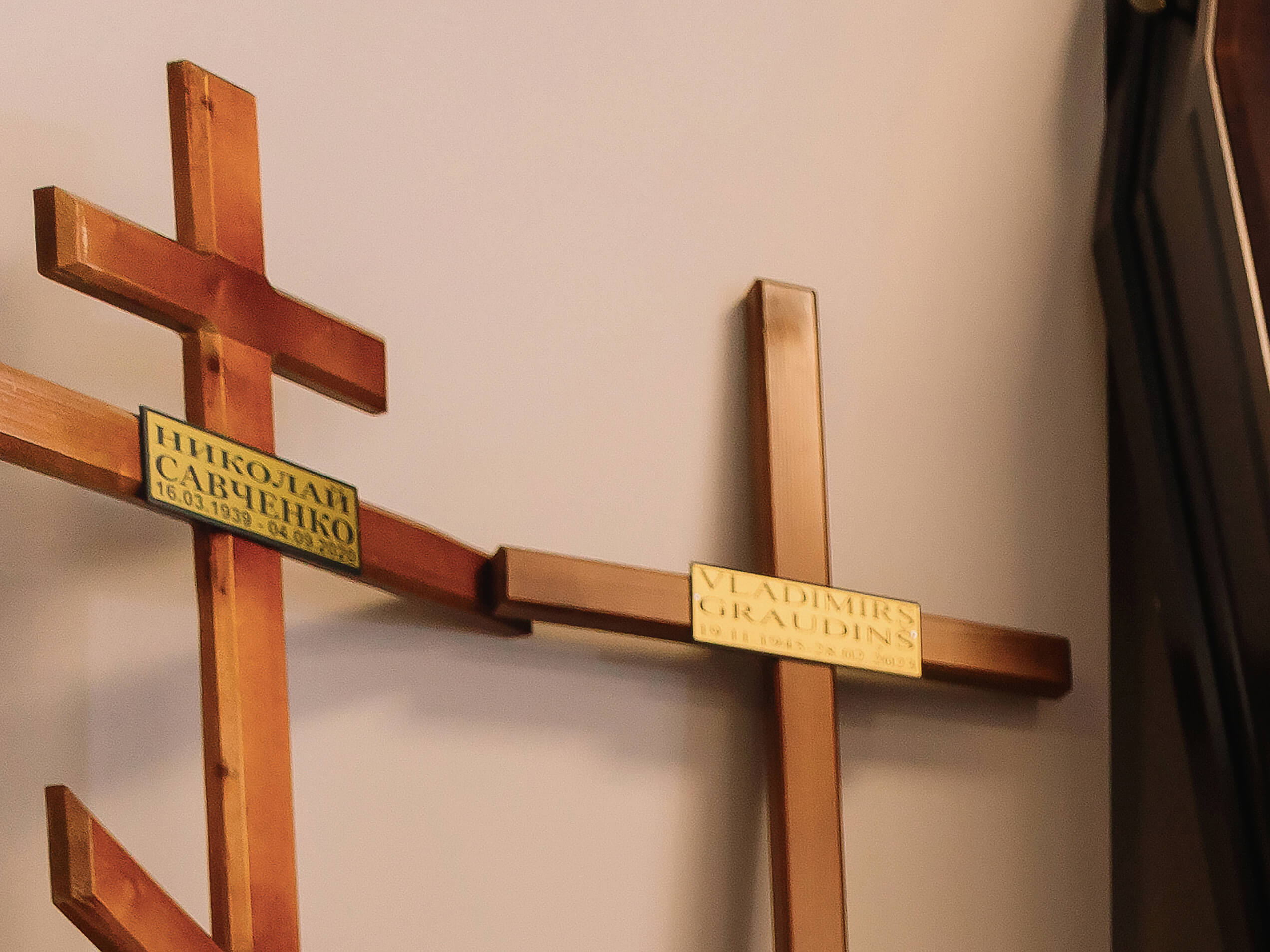 Таблички с данными усопшего на деревянных крестах