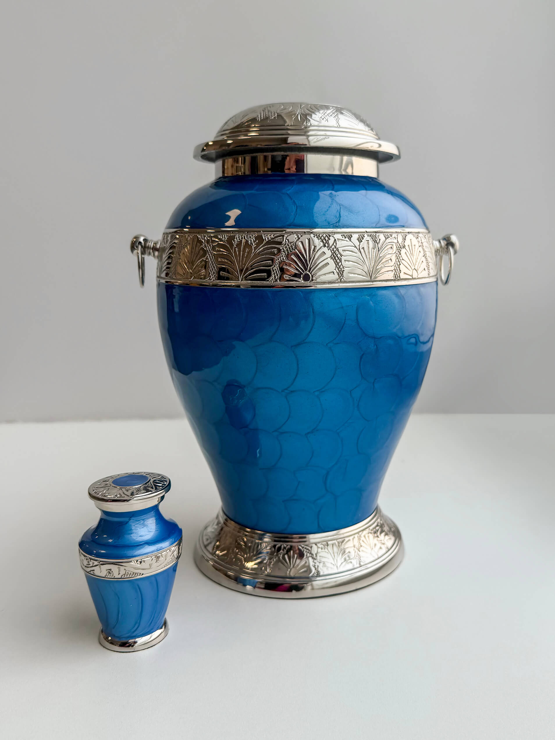 Широкий выбор урн для кремации - деревянные, металлические и мраморные