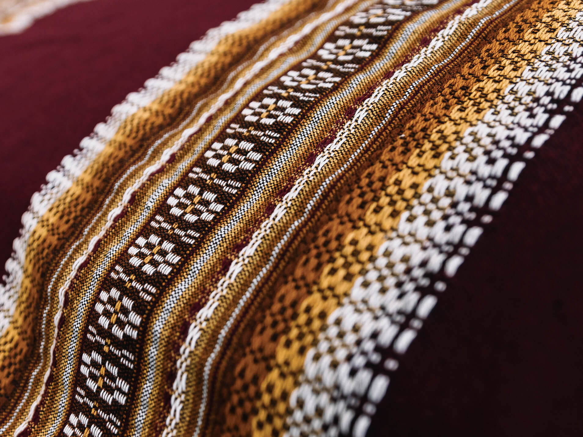 Народные покрывала и одеяла для гроба доступны в филиалах похоронного бюро Angel AB в Риге и Юрмале