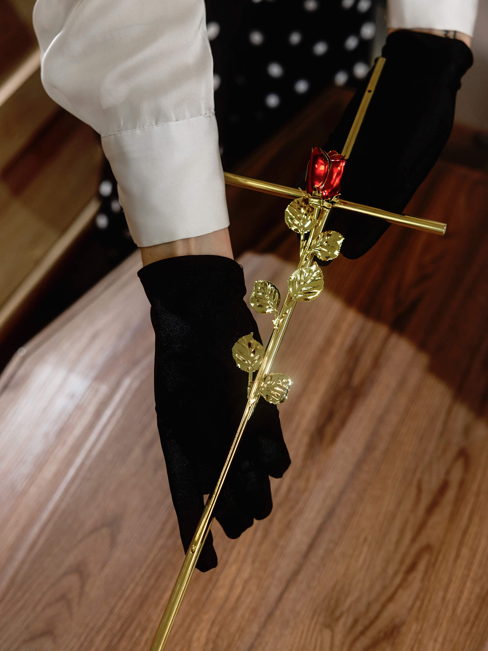 В филиалах похоронного бюро Angel AB доступен широкий ассортимент декоров на крышку гроба - кресты, цветы и другие.