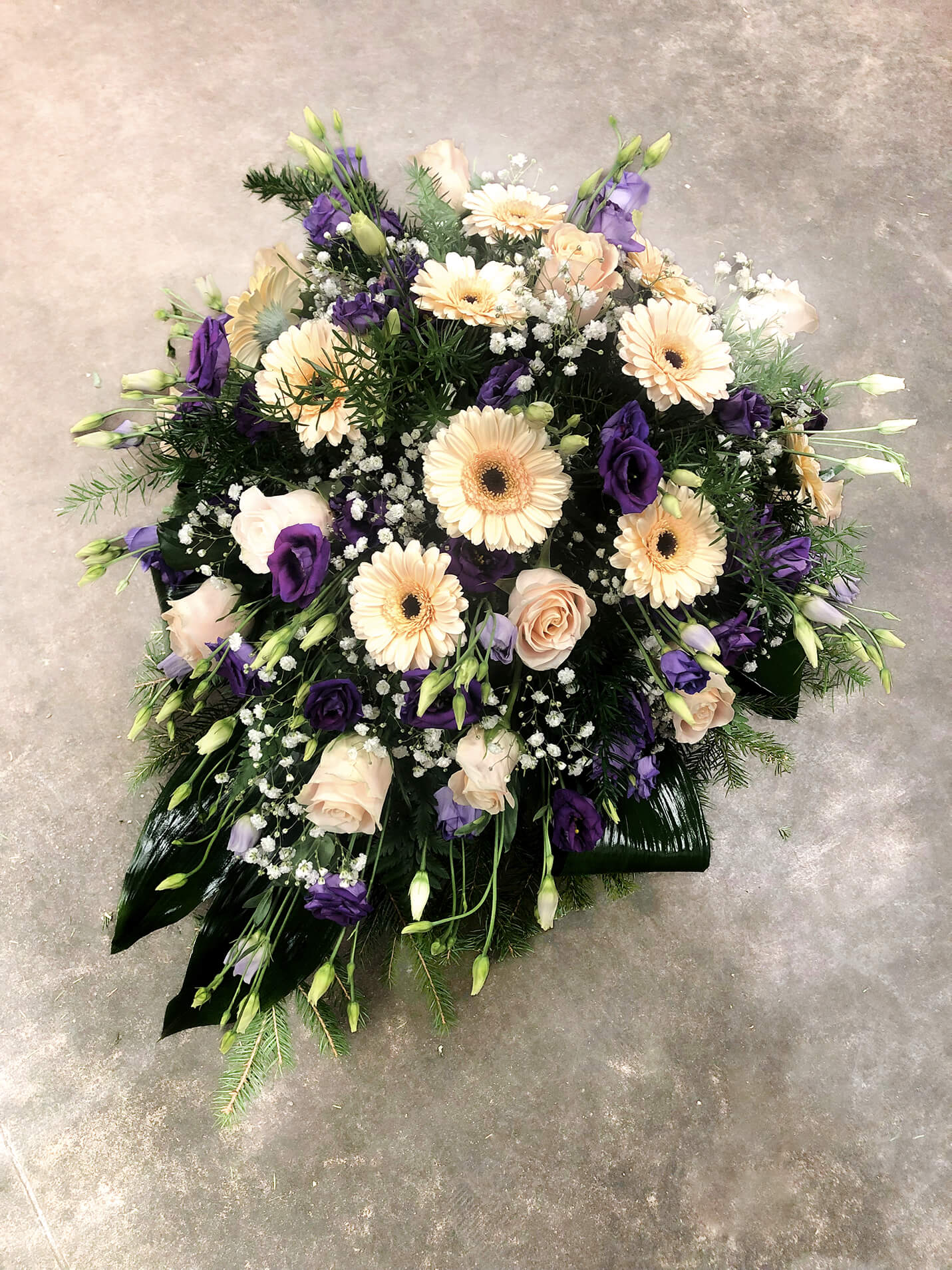 Похоронные венки, штраусы и траурные цветы для церемоний прощания