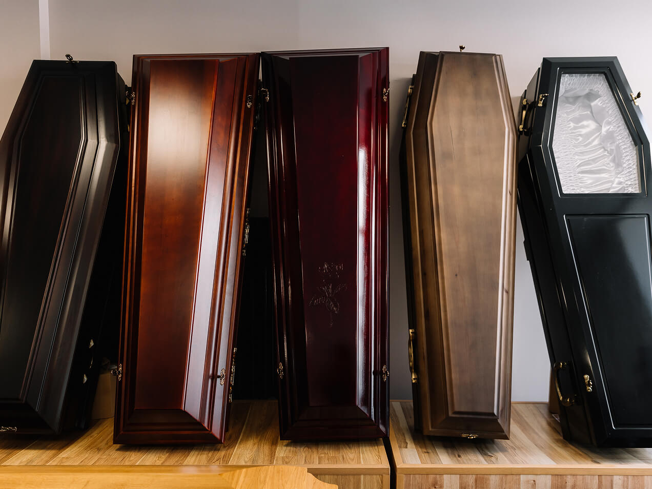 Zārku un apbedīšanas piederumu izvēle apbedīšanas birojā ANGEL