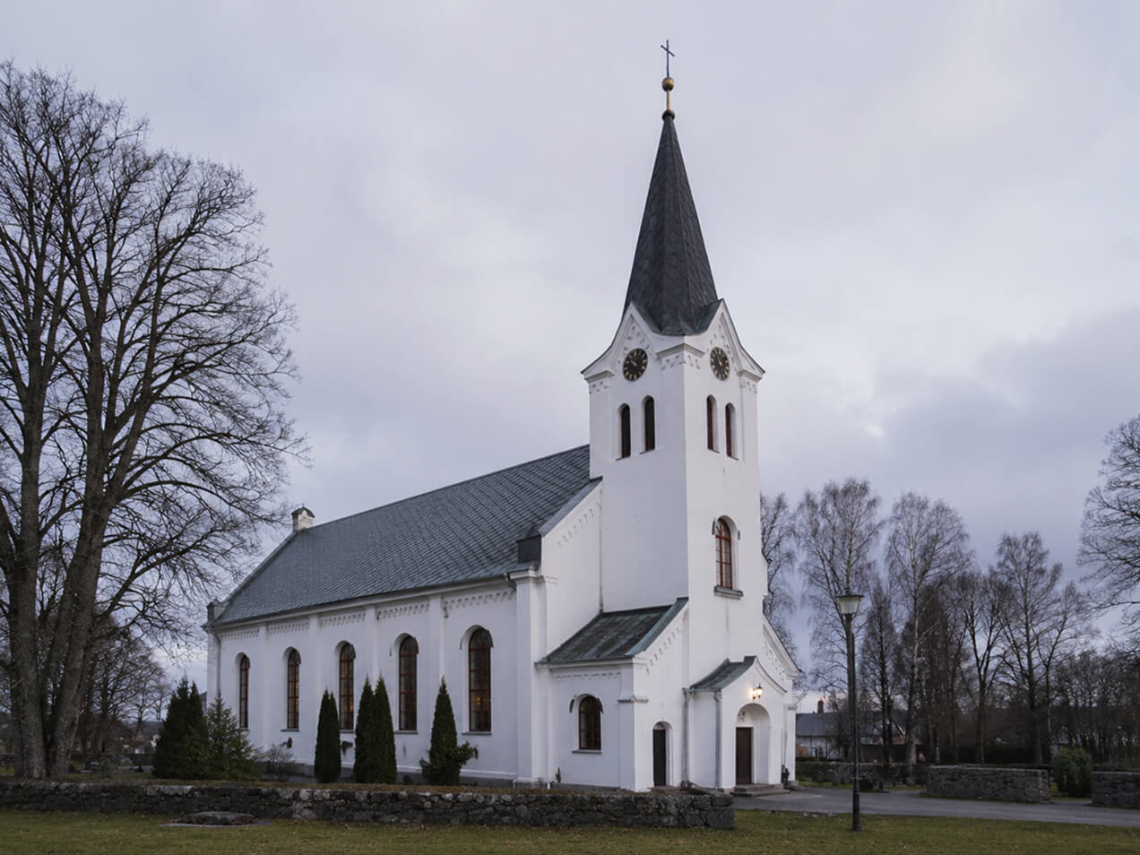 Luterānismā atvadas visbiežāk organizē luterāņu dievnamā, kapu kapličā vai mūsdienīgā atvadu zālē
