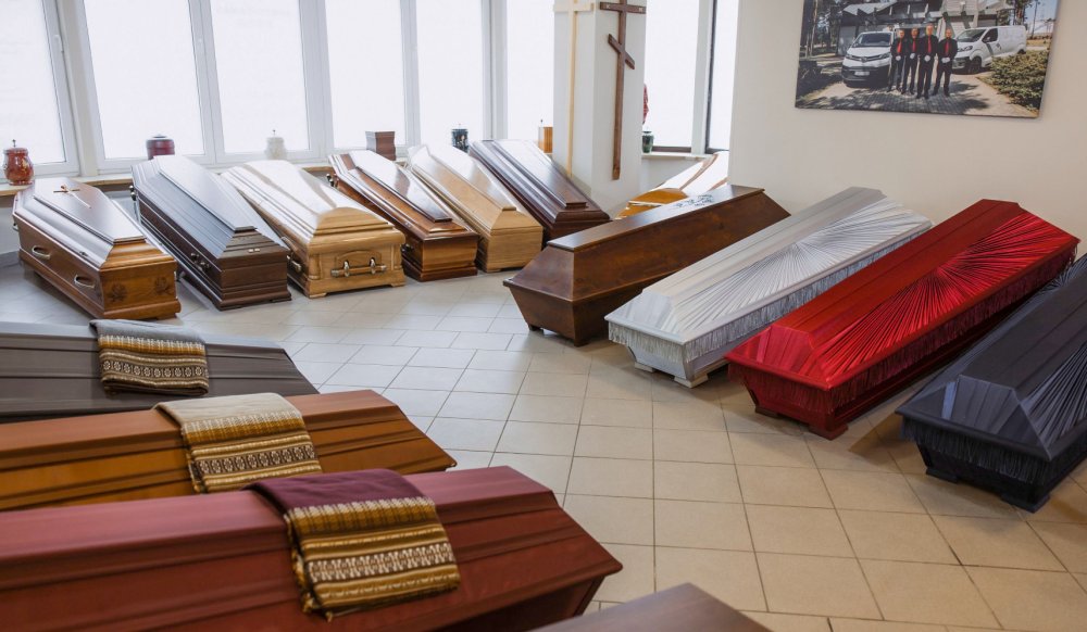 Plašs zārku un sarkofāgu klāsts dažādos izmēros, materiālos un dizainos