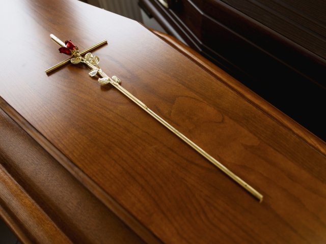 Деревянный гроб с католическим крестом для декорации