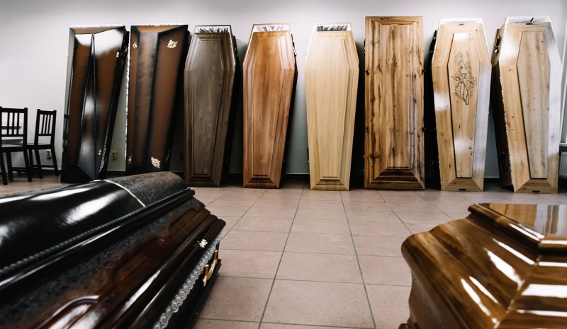 Дорогой саркофаг в похоронном офисе в Юрмале