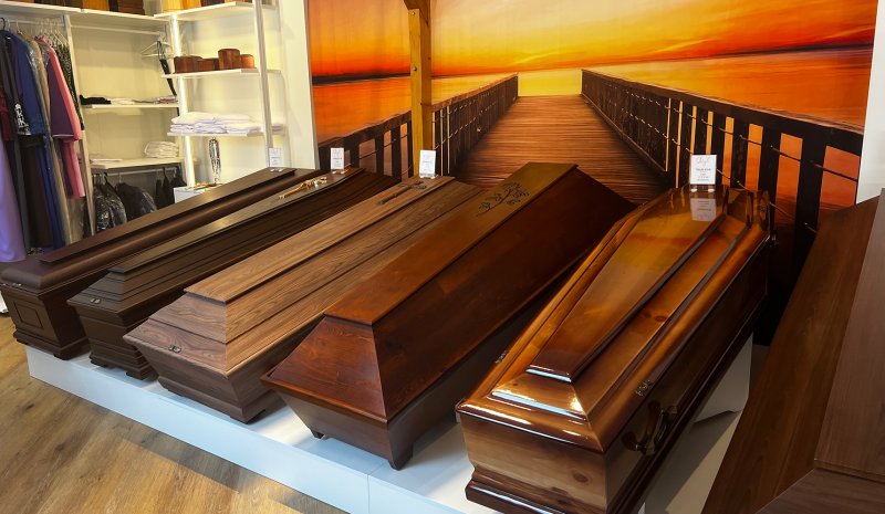 Похоронный дом Angel, улица Бикерниеку 35 — внутренний вид с гробами