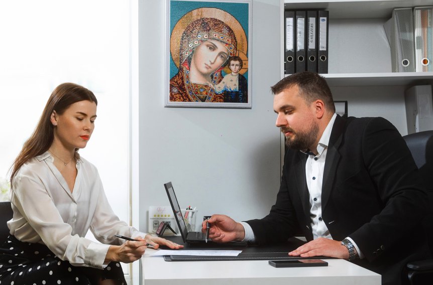 The client organizes a funeral in the office